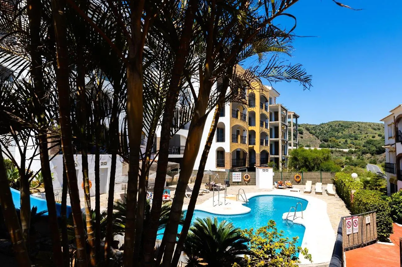 Spacious 2-Bedroom Apartment With Free Parking Sitio de Calahonda