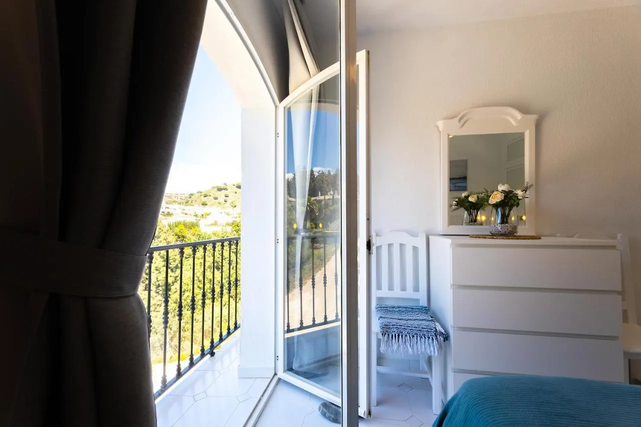 Spacious 2-Bedroom Apartment With Free Parking Sitio de Calahonda