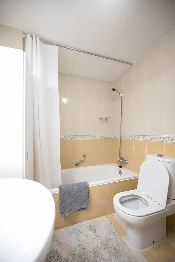 Spacious 2-Bedroom Apartment With Free Parking Sitio de Calahonda España