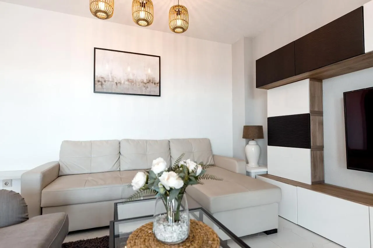 Spacious 2-Bedroom Apartment With Free Parking Sitio de Calahonda إسبانيا